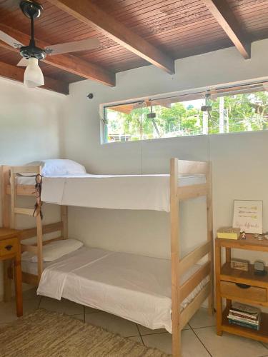 a room with two bunk beds and a window at Casa Ilhadelas in Ilhabela