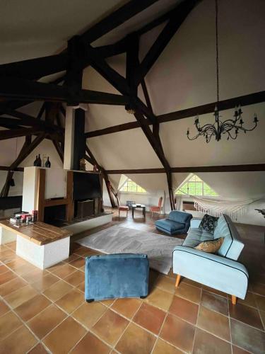 un grand salon avec un canapé et une table dans l'établissement Maison d 'architect Bourgogne, à Saint-Florentin