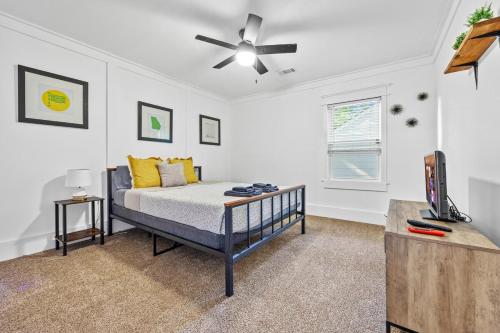 Ένα ή περισσότερα κρεβάτια σε δωμάτιο στο ATL Home min from Airport and Downtown