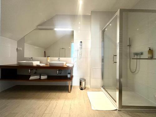 un ampio bagno con due lavandini e una doccia di Stubai Apartment - Self check-in 20h - parking & lift a Sienna