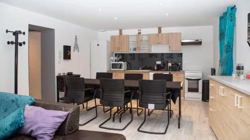 une cuisine et une salle à manger avec une table et des chaises dans l'établissement Nouveau Le Grand Champagne immeuble entier, à Champagne-en-Valromey