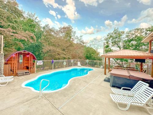 een zwembad met 2 stoelen en een prieel bij Lakehouse Wpools, Hottub, Dock, Sauna,playground in Sunrise Beach