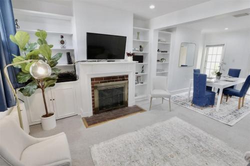 a living room with a fireplace and a tv at Georgetown Cobblestone Cottage - Private Parking in Washington, D.C.