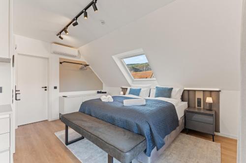 a bedroom with a bed and a window at 1-2 Personen - Parkplatz - Fahrradgarage - Zentrum - Küche - Balkon - WLAN - Klima in Sankt Martin