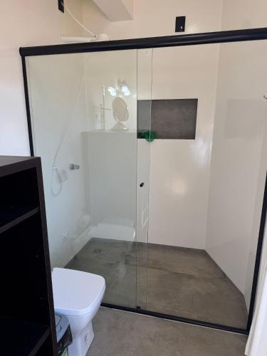 a bathroom with a shower and a toilet at Prédio Green Hall in Toledo