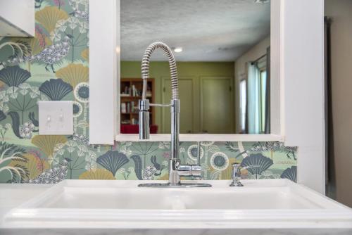 Bilik mandi di Bright & Stylish 4BR Spot - Close to Downtown Fun