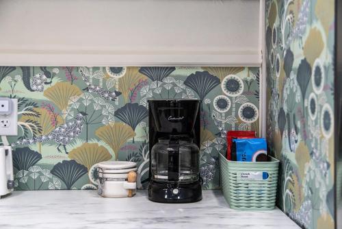 Gambar di galeri bagi Bright & Stylish 4BR Spot - Close to Downtown Fun di Omaha