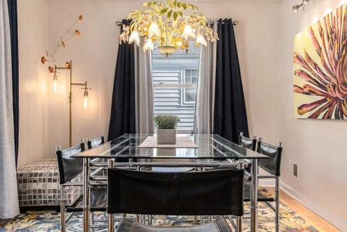 Gambar di galeri bagi Bright & Stylish 4BR Spot - Close to Downtown Fun di Omaha