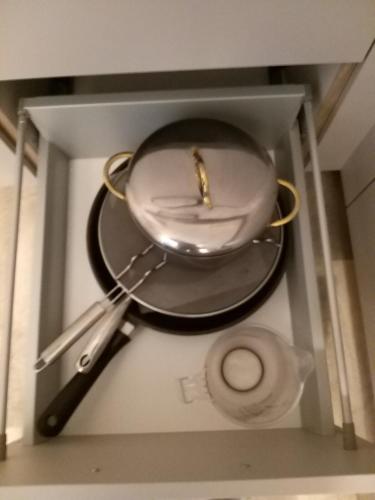 a frying pan and utensils in a drawer at Tutanchamun in Hartha