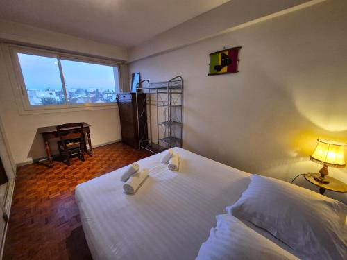 une chambre avec un lit, une lampe et une fenêtre dans l'établissement Le Mirabelle - Balcony - Pyrenees View - Expo Fair, à Pau