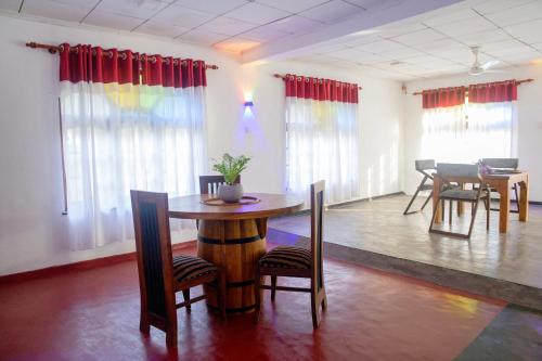 Habitación con mesa, sillas y comedor. en Sunshine Hotel, en Hikkaduwa