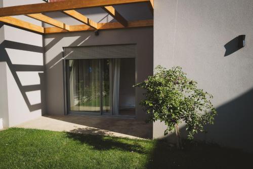 a house with a window on the side of it at Ampeli Villas in Néa Artáki