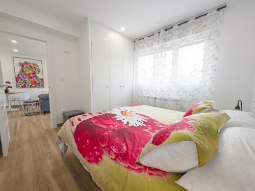 a bedroom with a large bed and a window at Villa Nela Loredo in Loredo