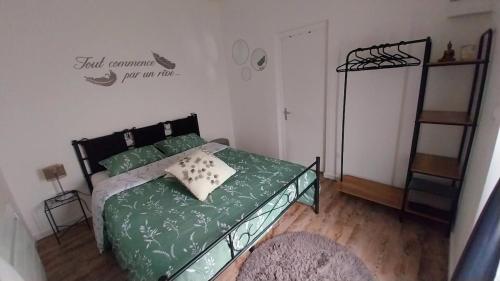 une chambre avec un lit avec une couette verte dans l'établissement La Casita, à Châlons-en-Champagne