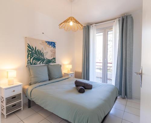 une chambre avec un lit et une grande fenêtre dans l'établissement L'envolée - Appartement entier avec Balcon & Parking privé - SO COZY, à Toulouse