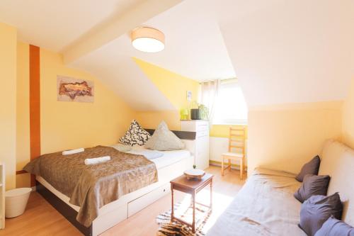 una camera da letto con un letto e un divano di - Savanna Lodge Deluxe with Exclusive Design - Apartment 75sqm - Central Location - Terrace with View - Completely Renovated 2024 with Smart TV & Netflix - Separate Kitchen - Free Parking - Near Airport & Train a Duisburg