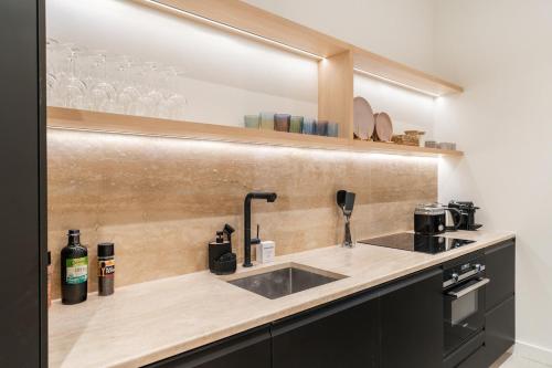 une cuisine avec un évier et un plan de travail dans l'établissement Luxury apartment of 140 sqm, à Paris