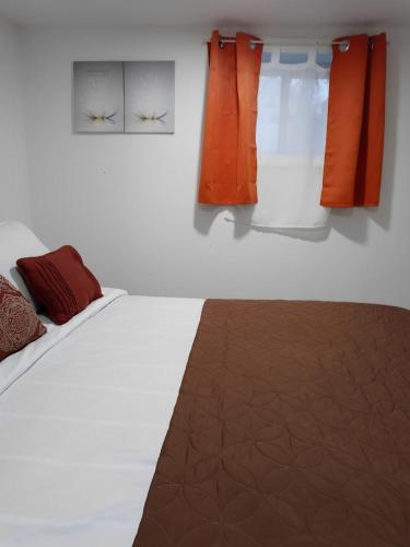 Postel nebo postele na pokoji v ubytování "Cozy Basement Retreat Just 40 Minutes to NYC!"