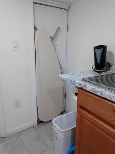 Kuchyň nebo kuchyňský kout v ubytování "Cozy Basement Retreat Just 40 Minutes to NYC!"