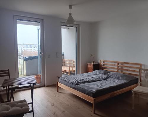 Una cama o camas en una habitación de Studio mit Terasse