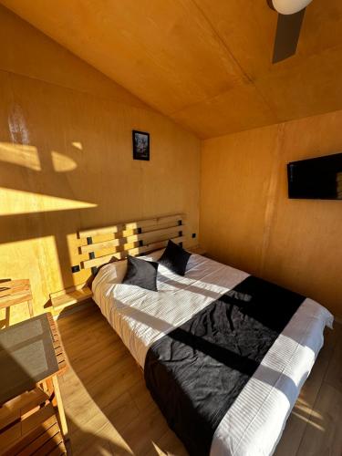 a bedroom with two beds and a table in it at Yaka Vadi Bungalov in Kızilbahçe