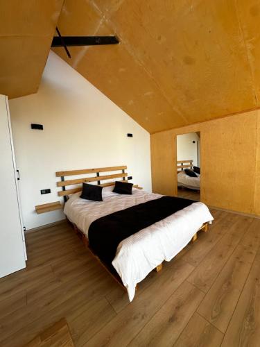 a bedroom with a large bed in a room at Yaka Vadi Bungalov in Kızilbahçe