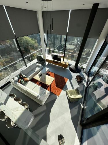 an overhead view of a living room with glass ceilings at Yaka Vadi Bungalov in Kızilbahçe