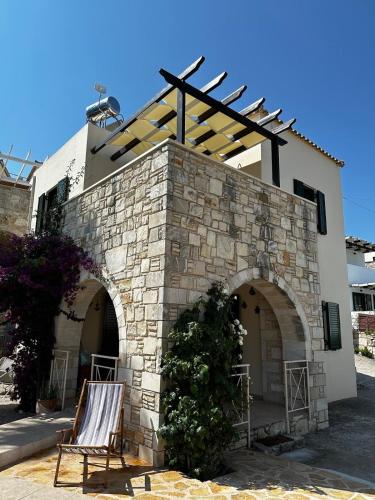 a building with an archway with a chair in front of it at Villa Elpida Aspro in Koprána