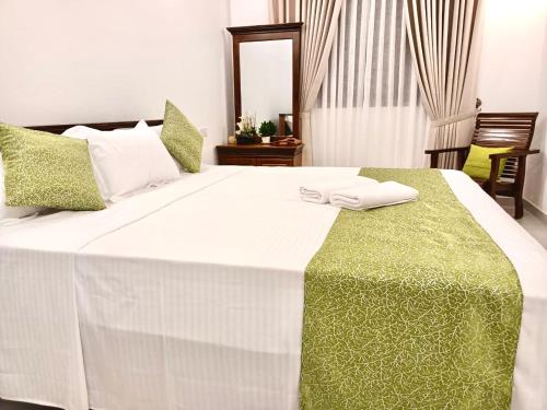 Postel nebo postele na pokoji v ubytování Neem Aura Home Stay