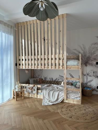 - une chambre pour enfants avec des lits superposés en bois dans l'établissement Villa avec piscine privée au calme, à BIQ