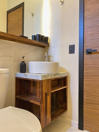 un baño con lavabo e inodoro en Bacaanda #3, en Oaxaca City