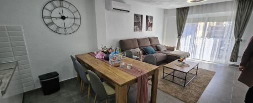 ein Wohnzimmer mit Tisch und Couch in der Unterkunft Apartamento Sofia in Santa Pola