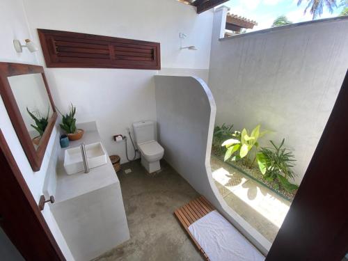 Baño pequeño con aseo en una casa en Casa Vento, en Icaraí