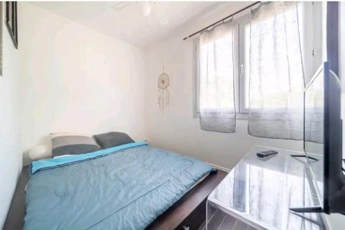 une petite chambre avec un lit et une fenêtre dans l'établissement La capitainerie, au Cap d'Agde