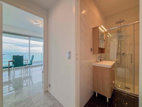 La salle de bains est pourvue d'un lavabo, d'une douche et d'un balcon. dans l'établissement Promenade des Anglais - Vue Mer, AC, 2pers, à Nice