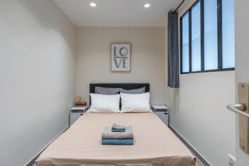 une chambre avec un lit dans une pièce avec une fenêtre dans l'établissement Fabuleux appartement 2 personnes au cœur de Menton, Climatisé et Proche Gares routière et SNCF, à Menton