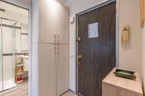 - une porte menant à une chambre avec un réfrigérateur dans l'établissement Fabuleux appartement 2 personnes au cœur de Menton, Climatisé et Proche Gares routière et SNCF, à Menton