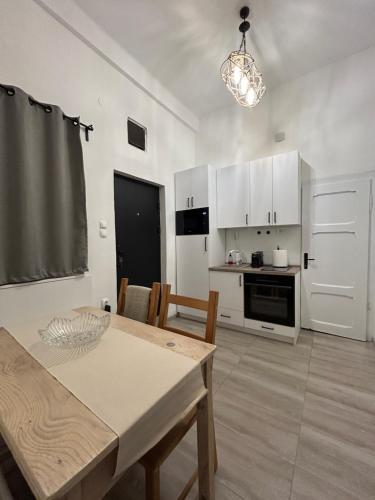 スコピエにあるNina Center Apartmentのテーブルと椅子のあるキッチンとダイニングルーム