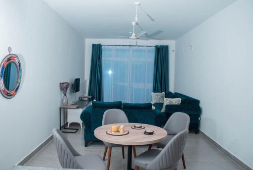 ein Wohnzimmer mit Tisch und Couch in der Unterkunft Malindi Beach Breeze in Malindi