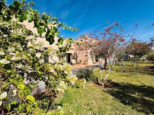 a house with a garden in front of it at Chambre aux portes du désert I Agafay in Wawizelt
