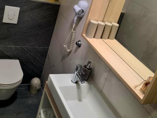 Kúpeľňa v ubytovaní BoNiToS, SOBE-ROOMS