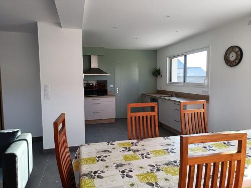 une cuisine et une salle à manger avec une table et des chaises dans l'établissement Maison à Bais, à Bais