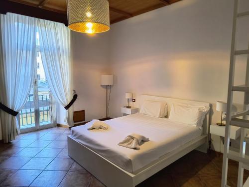 ein Schlafzimmer mit einem Bett mit Handtüchern darauf in der Unterkunft The Apartment in Rom