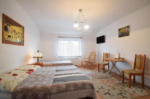 En eller flere senge i et værelse på Pensjonat Aida