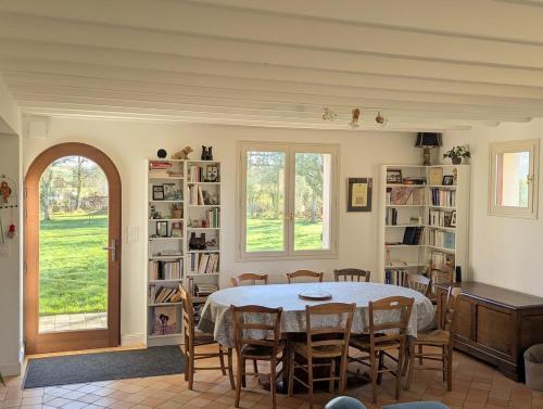 une salle à manger avec une table et des chaises dans l'établissement Casa Bretonne- Grand terrain- 7mn de la plage-, à Saint-Alban