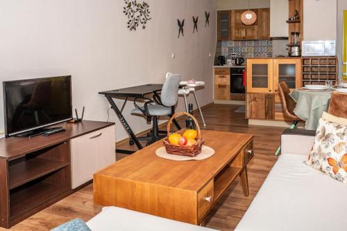 una sala de estar con un bol de fruta en una mesa en Апартамент Lina View, en Tryavna
