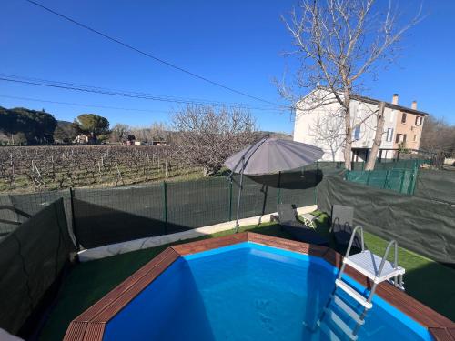 une piscine dans une cour clôturée dans l'établissement T3 avec piscine privée et aire de jeux au milieu des vignes, aux Arcs-sur-Argens