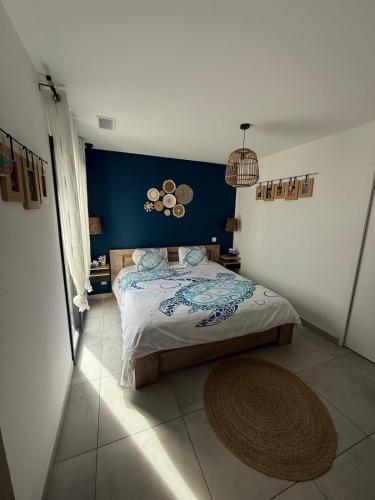 une chambre avec un lit et un mur bleu dans l'établissement Serignan villa moderne avec piscine, à Sérignan