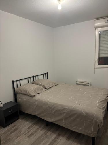 une chambre avec un lit et une fenêtre dans l'établissement Appartement T2 Parking, à Marseille