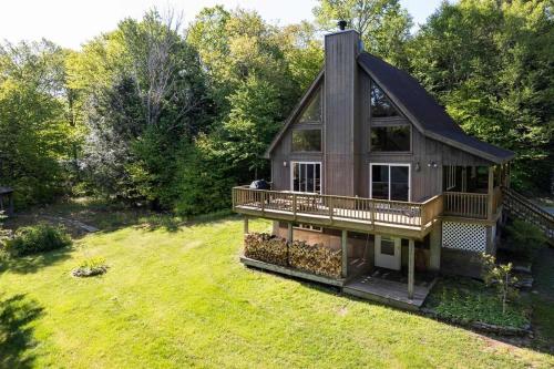 Zahrada ubytování Private Chalet with Fire Pit Deck and Large Yard